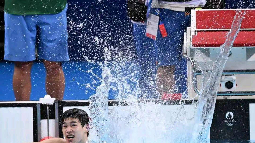 游泳场外新闻不断，话题热度爆表