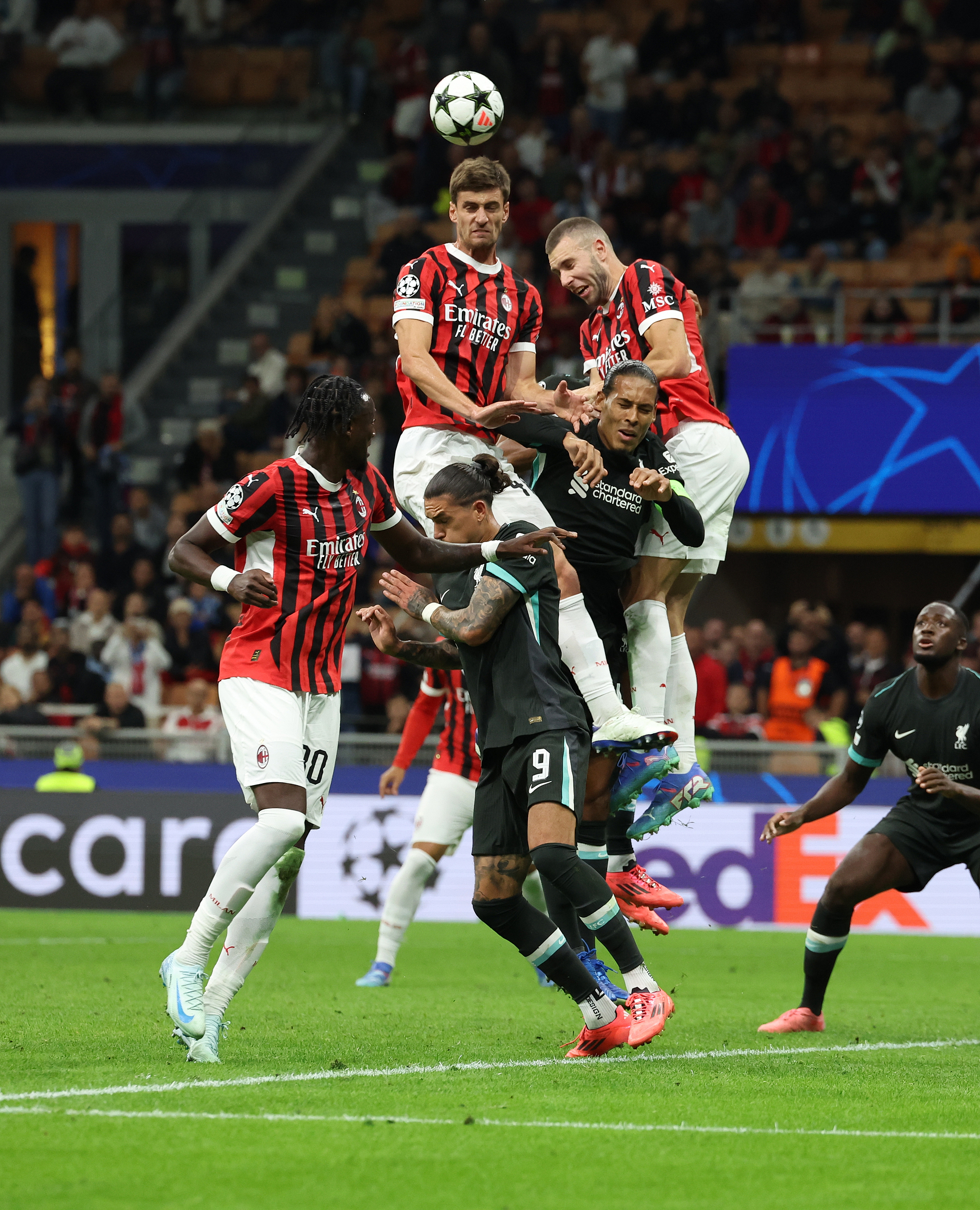 包含AC米兰完胜荷兰，卡塞米罗高光表现的词条