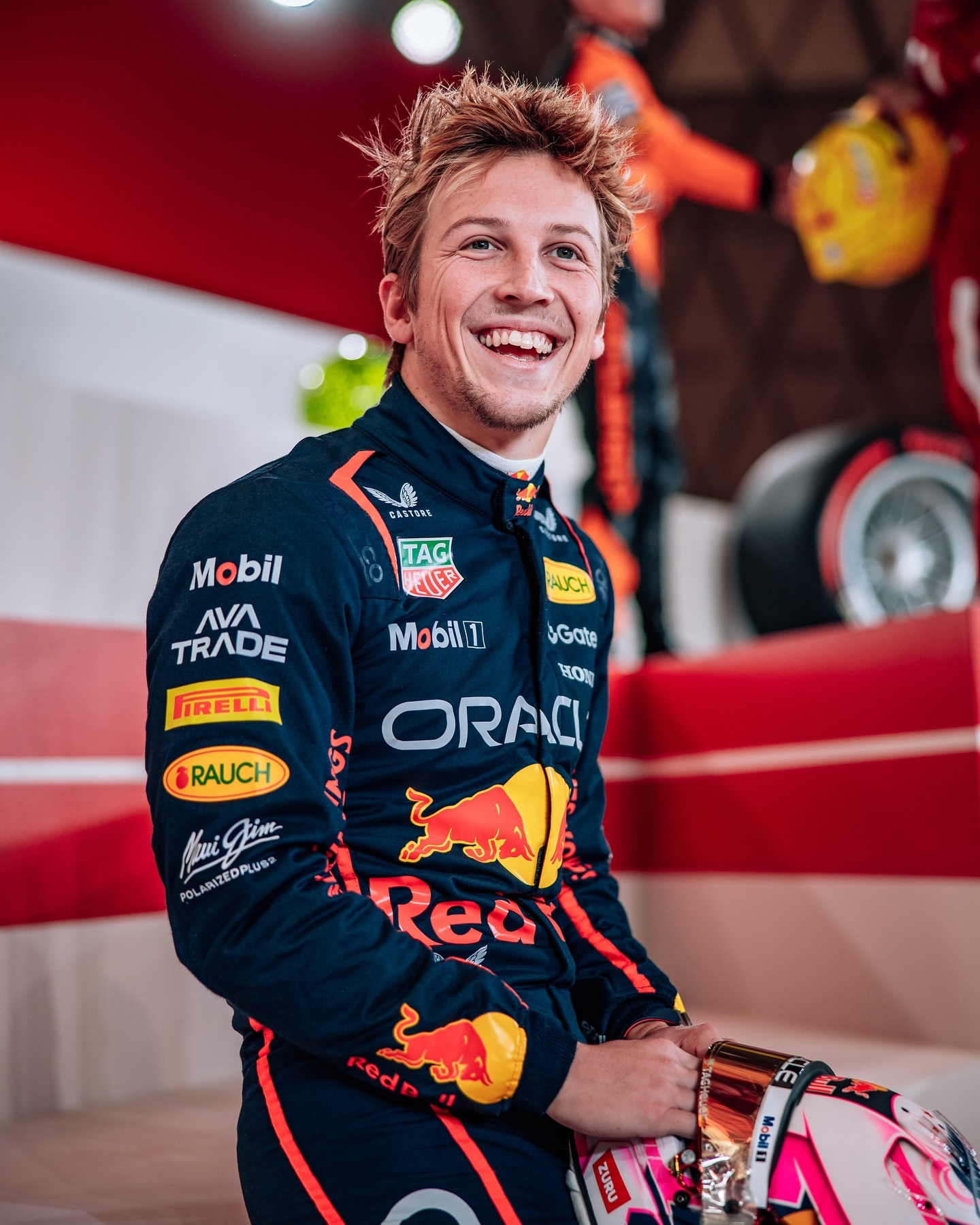 红牛车队绝杀阿斯顿马丁，汉密尔顿点燃赛场